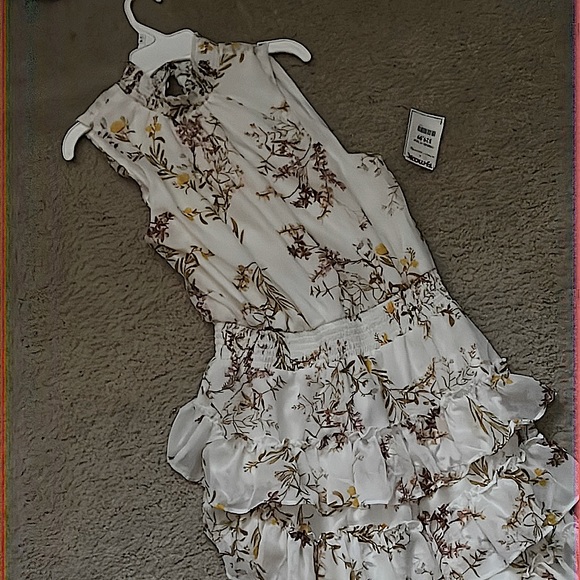 A nice floral turtleneck dress without sleeves/brand new and hasn’t been worn - Picture 1 of 1